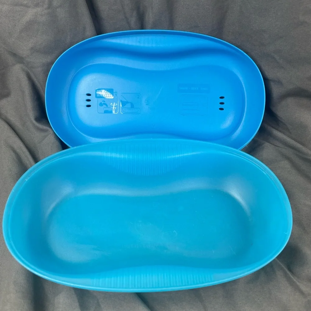 Tupperware Aqua Blue, 2 part Omelet maker 6996A-4